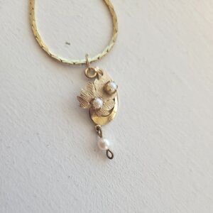 Vintage 80s Necklace Gold Tone Chain (18") Leaf Pendant Faux Pearls Unsigned